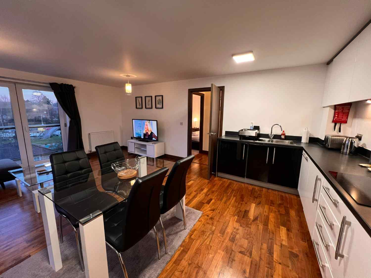 Premium Serviced Apartment Uxbridge 2BHK