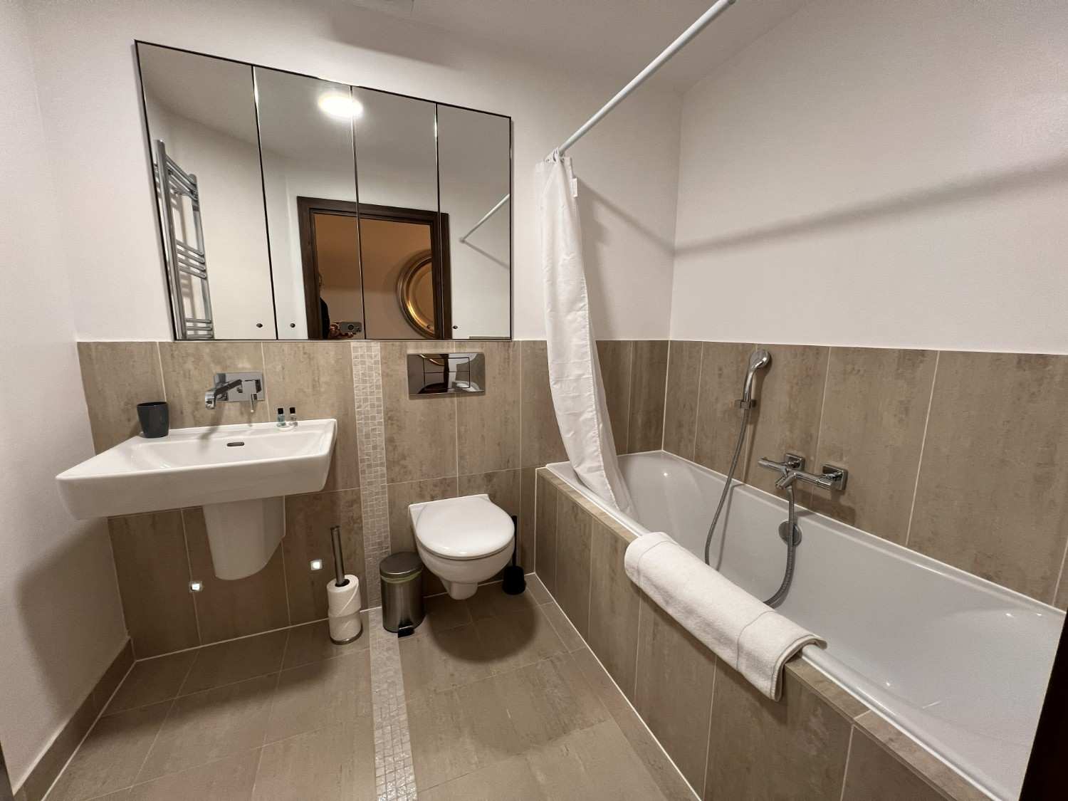 Premium Serviced Apartment Uxbridge 2BHK
