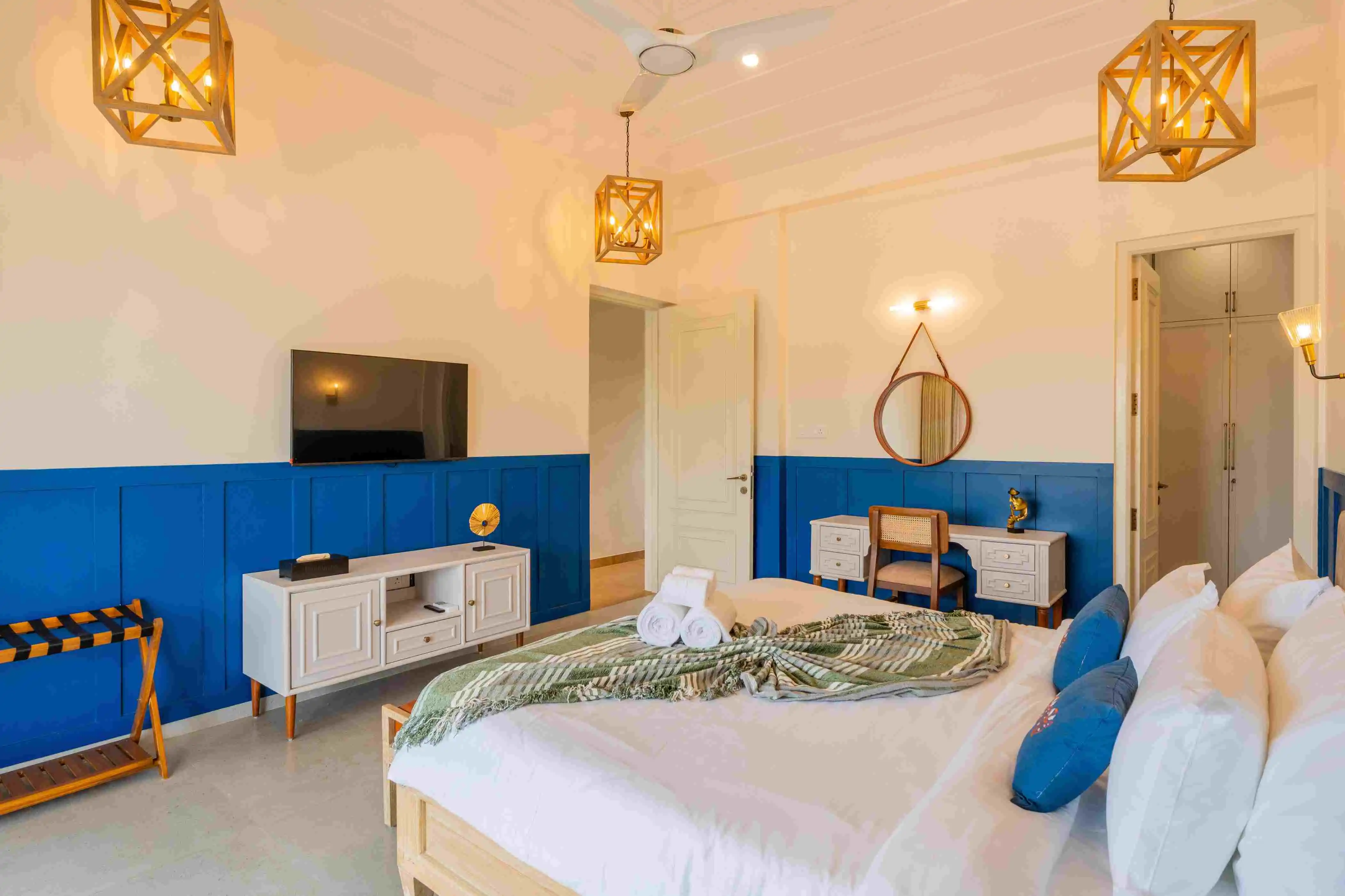 Villa Fleuve I 6-BHK Getaway By the River With Infinity Pool, Lift & Bar Lounge in Saipem near Candolim, North Goa