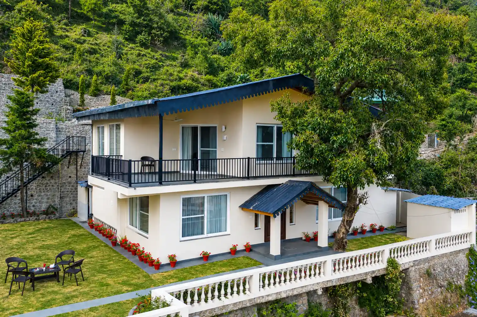 Twin Chalets I 4-BHK Pet-friendly Escape With Valley-facing lawn, Terrace & 2 Living Rooms in Bhumiadhar