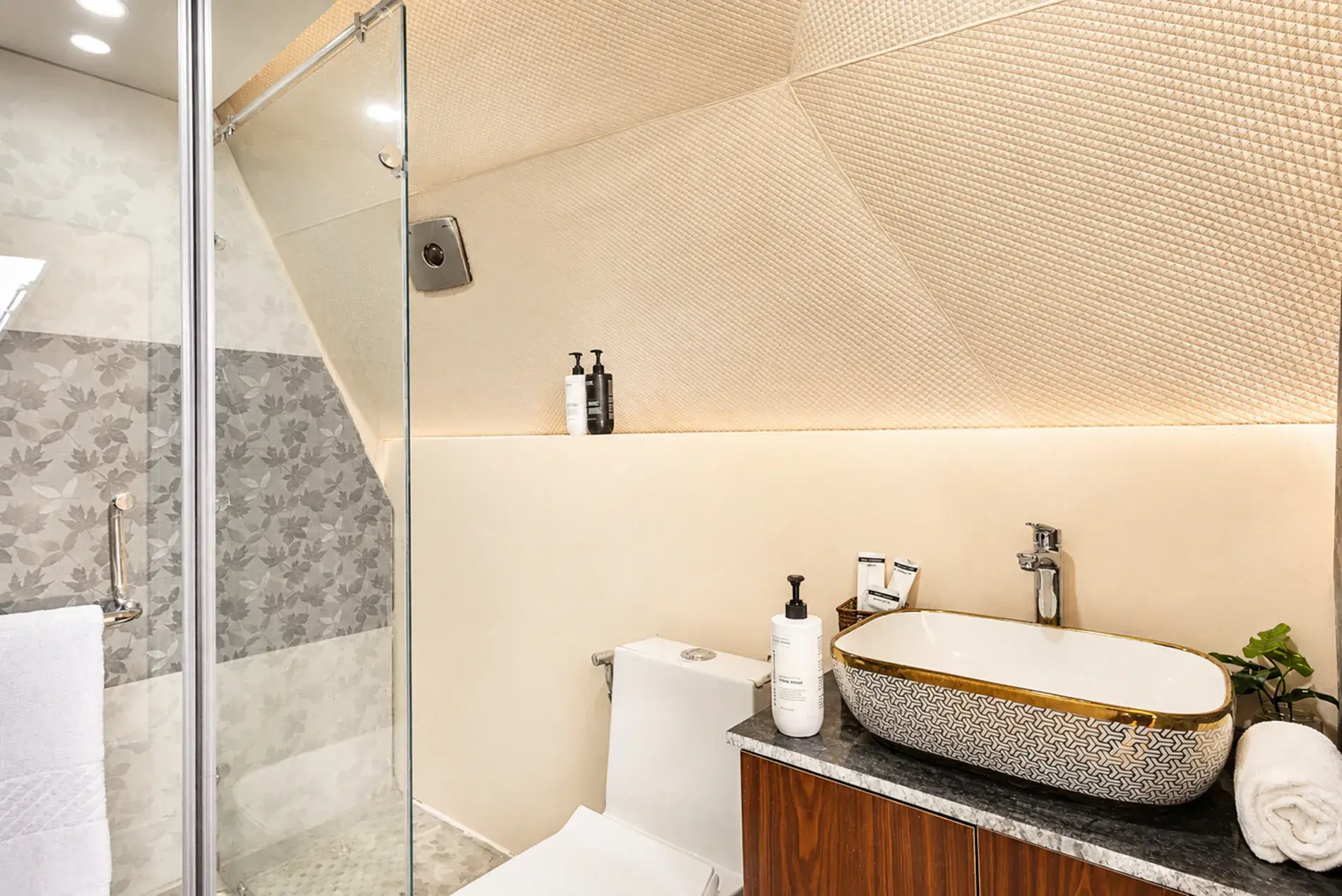 Snowdrop Glamps | Pet-Friendly Dome Cottage with a Common Terrace