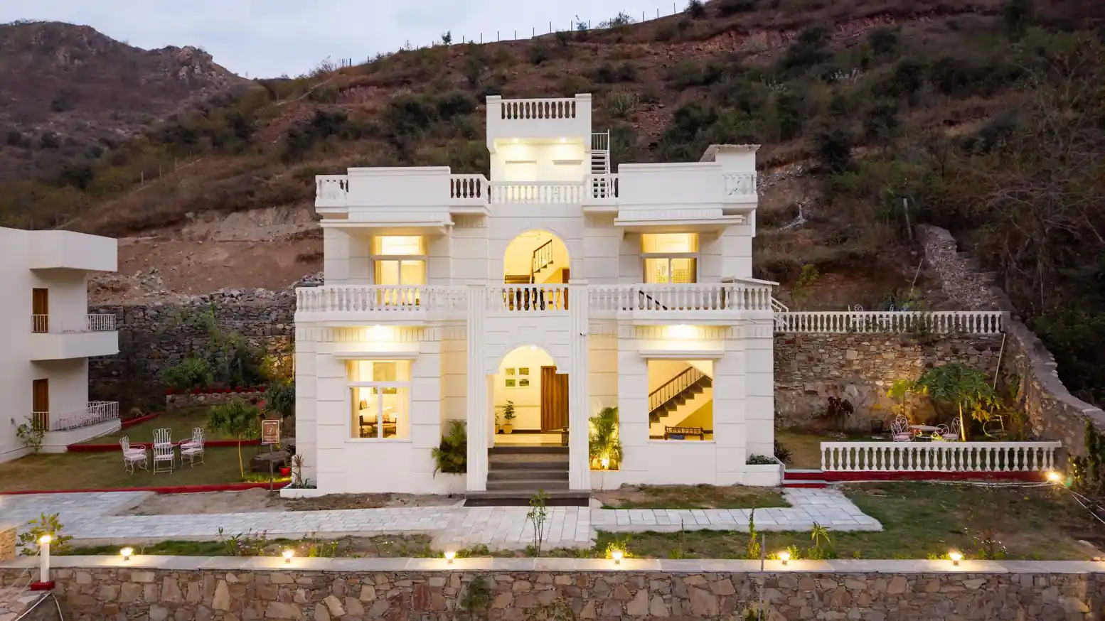 Mandovar Mountain Valley Retreat | 4 Room Pet-friendly Suite In a Private Estate with Shared Pool
