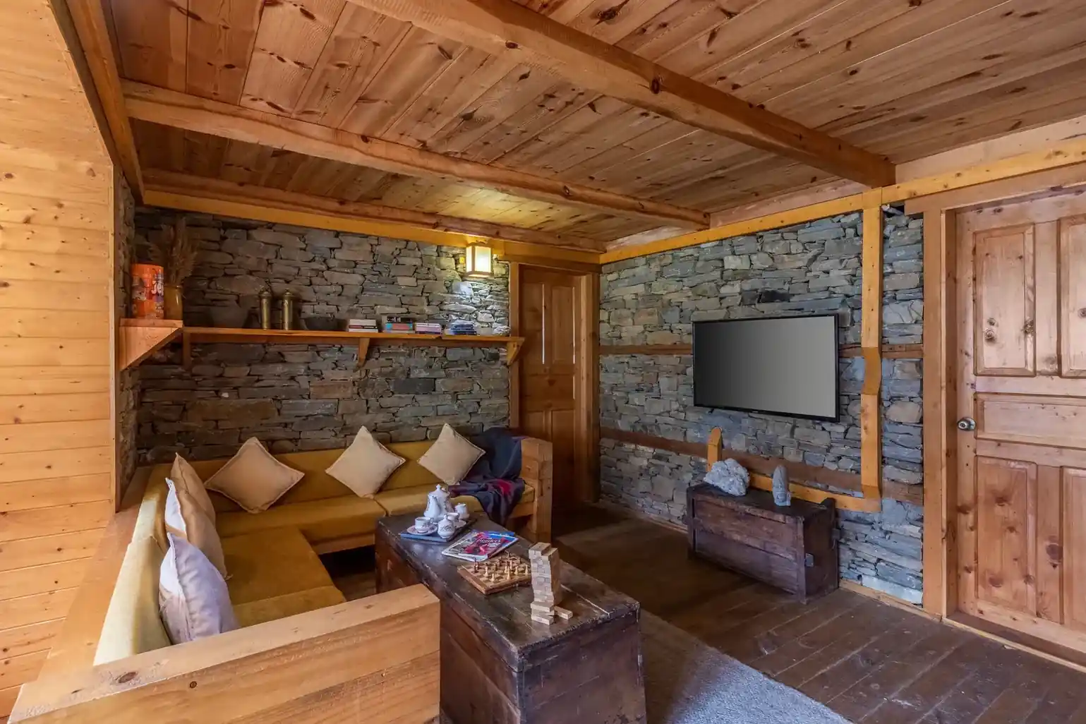 Everly | Pet-friendly Traditional 1-Bedroom Retreat With Attic, Sauna & Garden