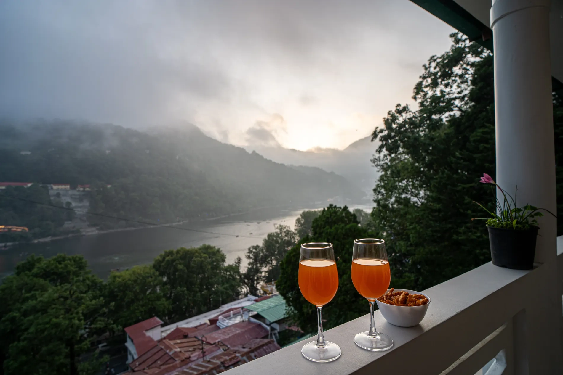 Headingly Suites | Lake-Facing 2-Room Retreat Just Above Mall Road - 10
