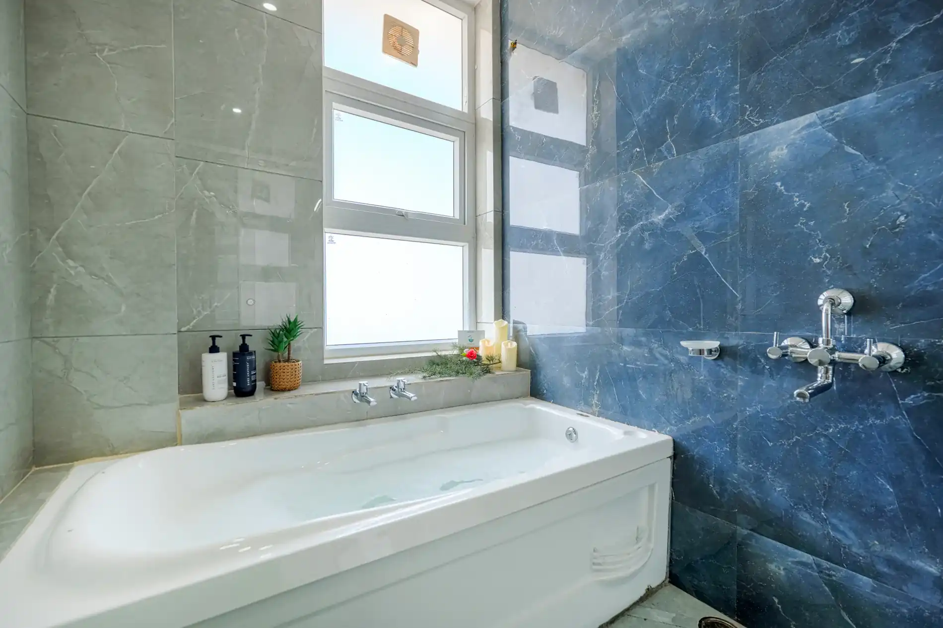 The Ridgeview Retreat Amelia | Hillside 1 & 2-Room Suite