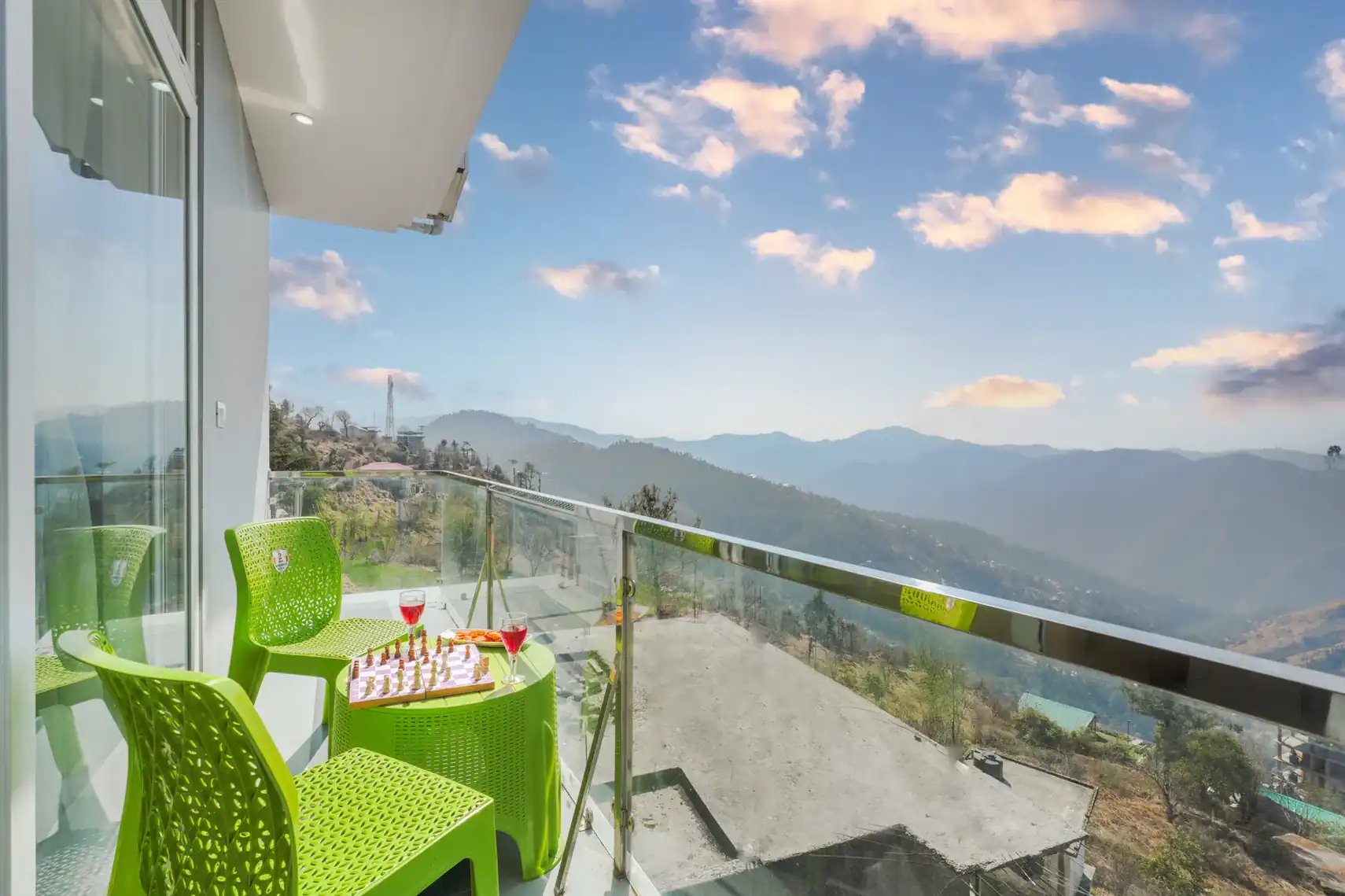 The Ridgeview Retreat Amelia | Hillside 1 & 2-Room Suite - 9