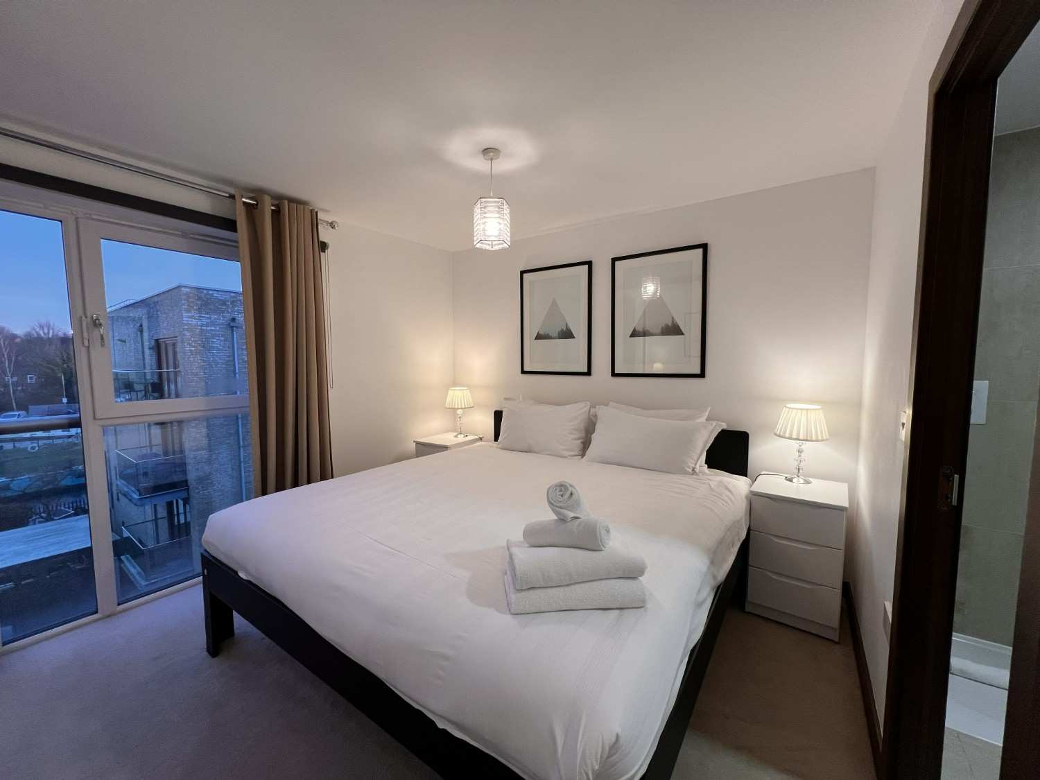 Premium Serviced Apartment Uxbridge 2BHK